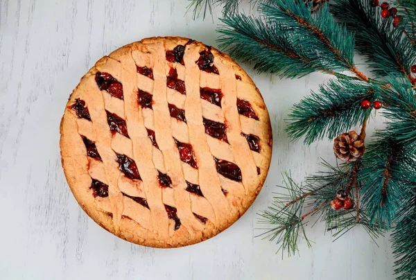 Zelfgebakken appeltaart en kerstversiering — Stockfoto