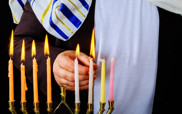Zbliżenie płonącego świecznika Chanuka ze świecami Menorah — Zdjęcie stockowe