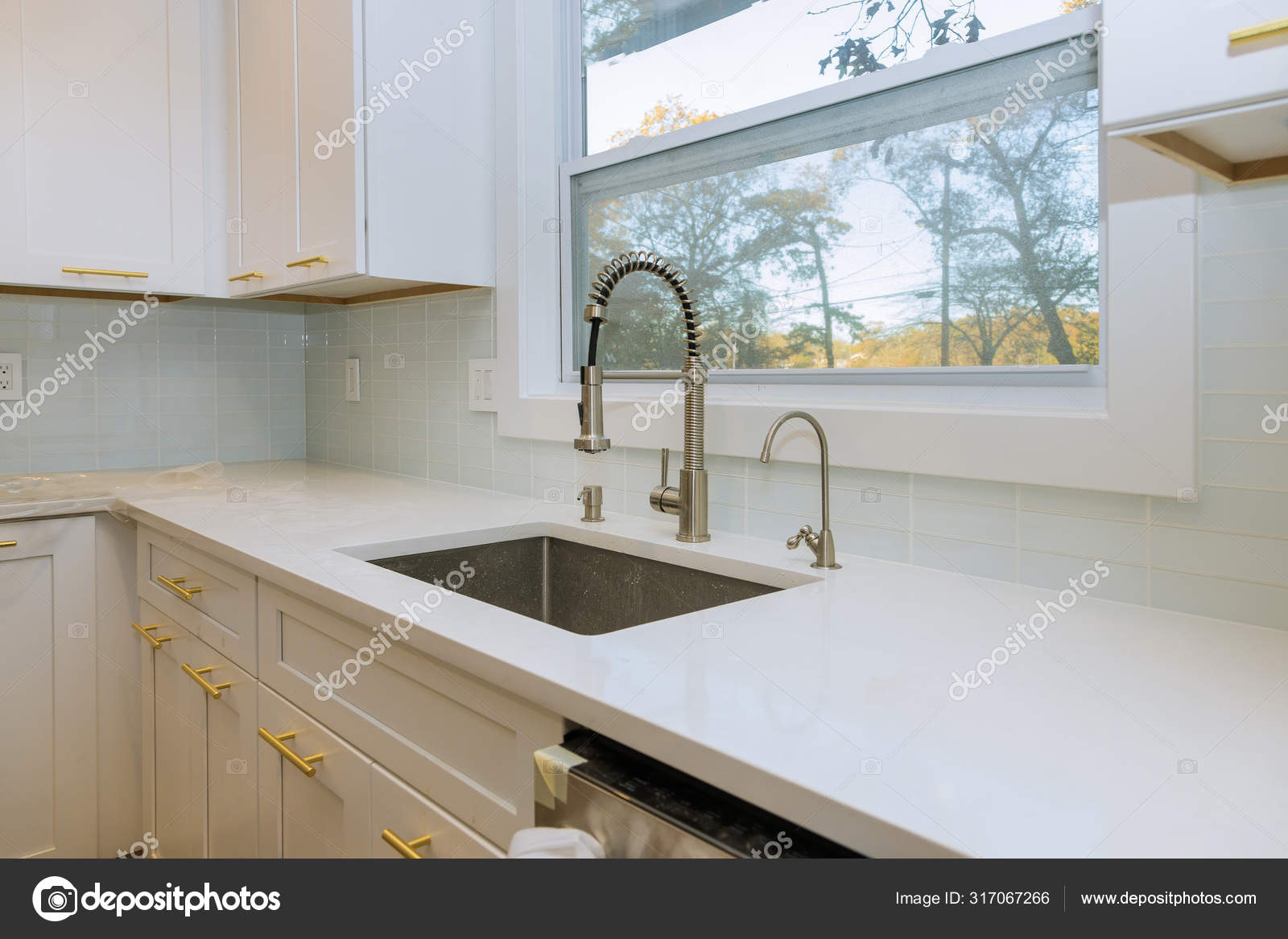 Pia de cozinha de aço inoxidável e janela centrada em uma cozinha — Foto ©  photovs #317067266, image size:1600x1167