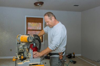 Adam tahta pervazı dairesel testereyle kesmiş.