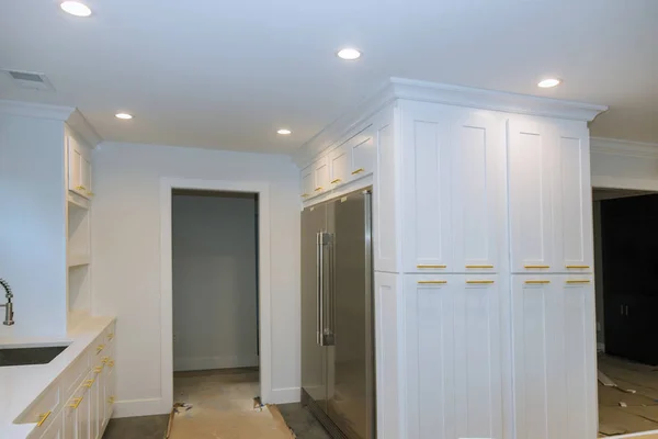 Interiores de cozinha clássica e frentes de madeira branca . — Fotografia de Stock