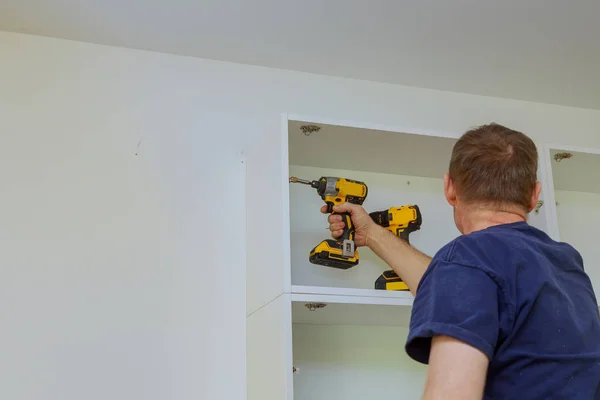 Montaje de nueva cocina personalizada en varias etapas de la instalación de gabinetes de pared — Foto de Stock