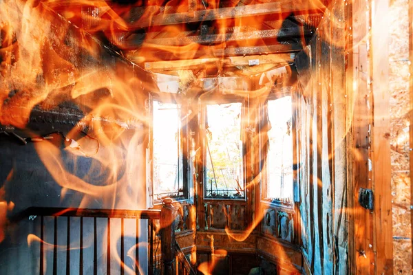 Un enfer flamboyant montre le feu destructeur de cette maison brûlée — Photo