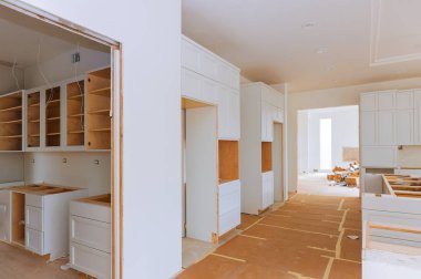 Yeni bir mutfak dolabına ev yapımı mutfak manzarası yerleştirildi