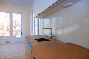 Çağdaş ahşap mutfak dolapları