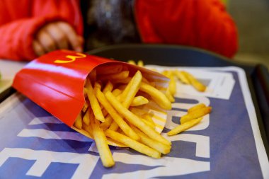 McDonald 's patates kızartması, en büyük fast food restoranında bir kız eli. McDonald 's Corporation dünyanın.