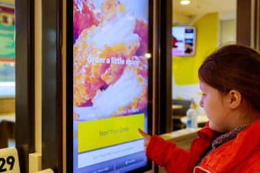 McDonald 's' ın müşterileri ve kendi siparişlerini kendileri veriyor..