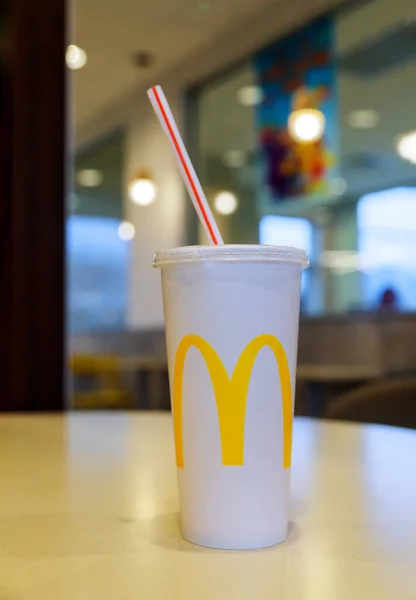 McDonalds cola drink i McDonalds restaurang snabbmatsverksamhet bakgrund — Stockfoto