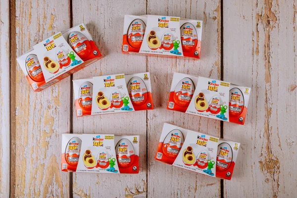 Kinder Surprise ovos de chocolate são uma confecção fabricada pela empresa Ferrero e contendo um pequeno brinquedo . — Fotografia de Stock