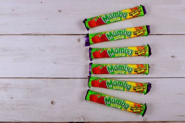 Mamba sakızlı şekerler August Storck Kg tarafından ahşap arka planda özel olarak paketlenmiş.