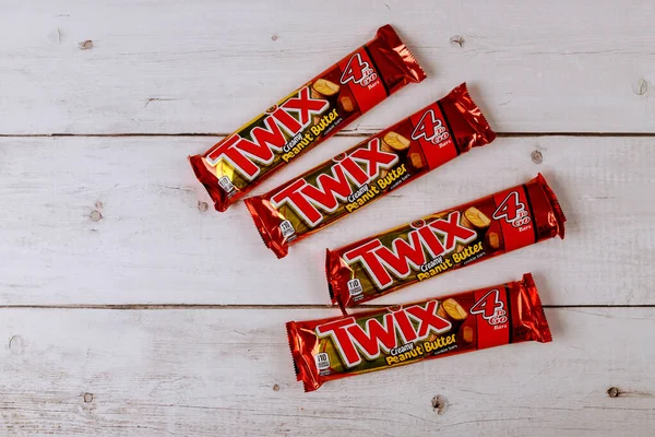 Twix é uma barra de chocolate que consiste em biscoito aplicado com caramelo e chocolate ao leite feito por Mars, Inc. . — Fotografia de Stock