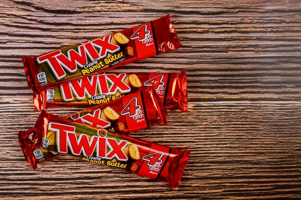 Twix marca doces em grandes bares com caramelo e chocolate ao leite feito por Mars, Inc. . — Fotografia de Stock