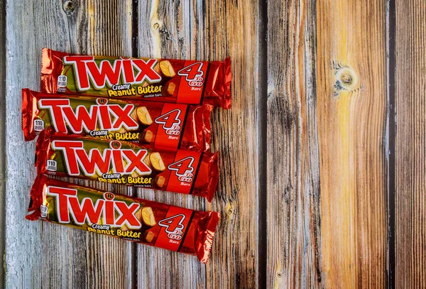 Twix é uma barra de chocolate feita pela Mars, Inc., com caramelo e chocolate ao leite uma barra de biscoitos barras de chocolate — Fotografia de Stock