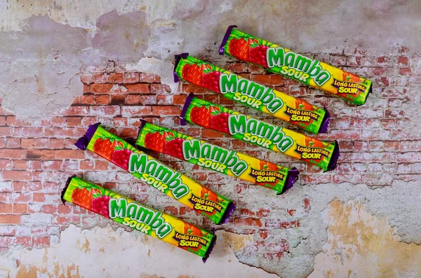 Masticaciones coloridas de frutas de Mamba hechas por August Storck KG — Foto de Stock