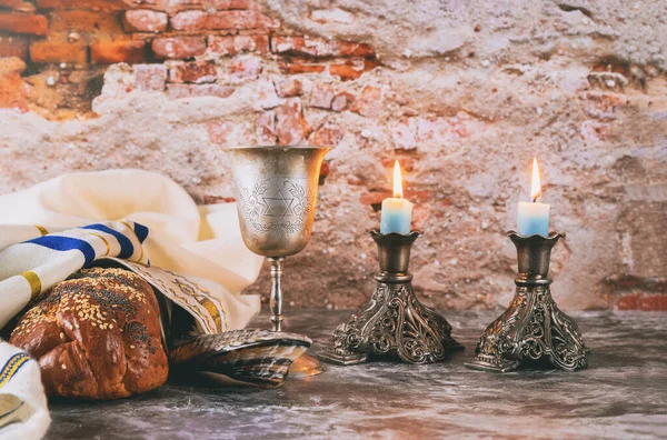 Sabbat Fête Juive Du pain et des candélabres sur une table en bois — Photo