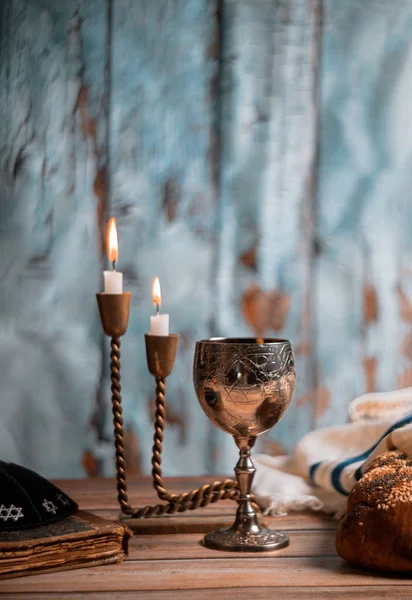 Єврейське свято суботній хліб і кандети на дерев'яному столі — стокове фото