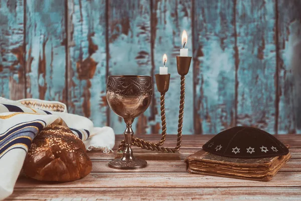 Шабат напередодні столу свічки і чашка вина з покритим хлібом виклик , — стокове фото