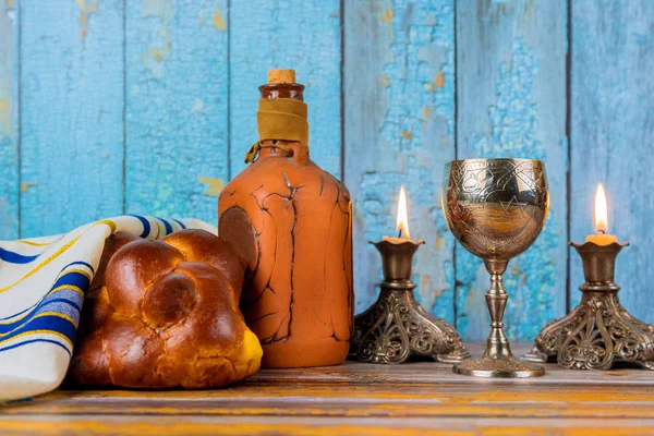 Šabat s challákem s chlebem na dřevěné stolní svíčky a šálek vína. — Stock fotografie