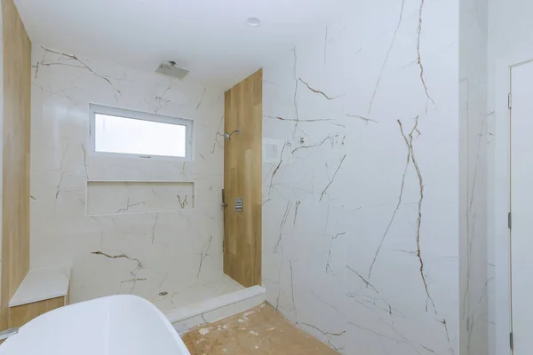 Designrenovering konstruktion badrum med badkar dusch — Stockfoto