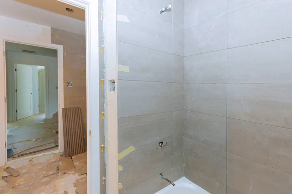 Renovation construction laying floor and wall tile reconstruction of bathroom — Stock Photo, Image