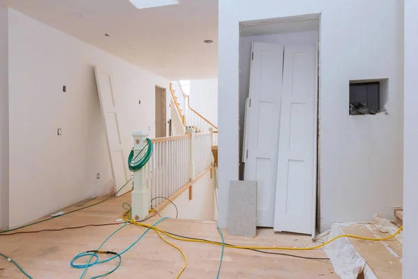 In aanbouw, het installeren van materiaal nieuw huis voor reparaties in een appartement is verbouwing — Stockfoto