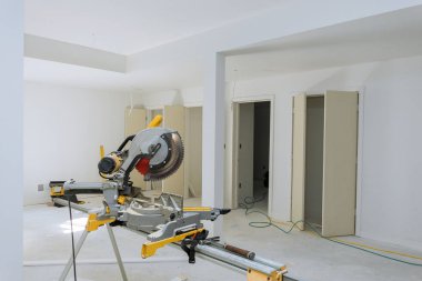 İnşaat endüstrisi. Yeni ev inşaatı. Dairesel testereyle bitirme ayrıntıları.