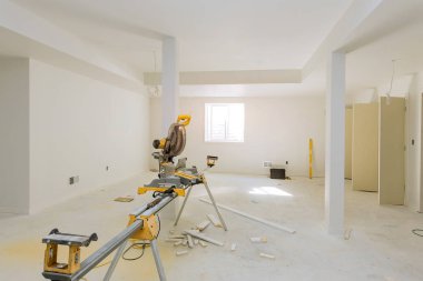 Dairesel testere ile ahşap kesimi inşaat endüstrisi