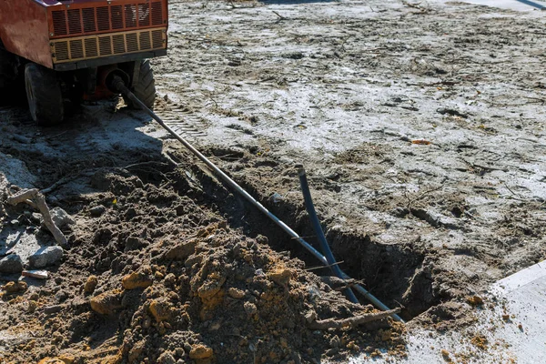 灌漑用水システムを設置する労働者にパイプを掘る. — ストック写真