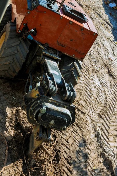 Traktor som brukes til rørsystemer, gravde jord med hage på bakken – stockfoto