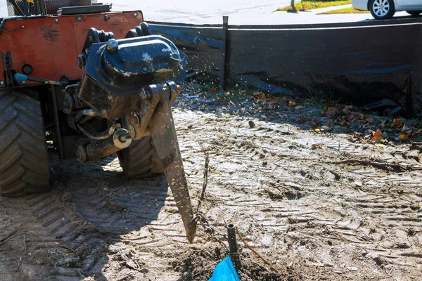 Un piccolo trattore sgocciolante dall'irrigazione installata nel campo goccia d'acqua — Foto Stock