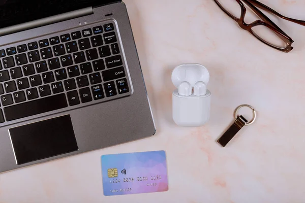 Compras on-line no cartão de crédito com fones de ouvido sem fio e teclado do computador em óculos do mouse — Fotografia de Stock