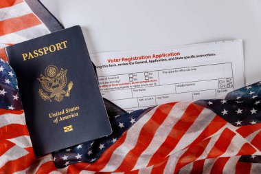 Amerika Birleşik Devletleri başkanlık seçimleri için ABD pasaportu ve Usa bayrağı