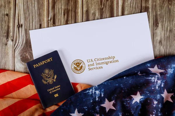 Usa pass och naturalisering intyg om medborgarskap oss flagga över trä bakgrund — Stockfoto