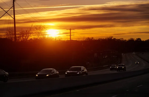 Autunno strada tramonto, i raggi di luce in auto la strada — Foto Stock