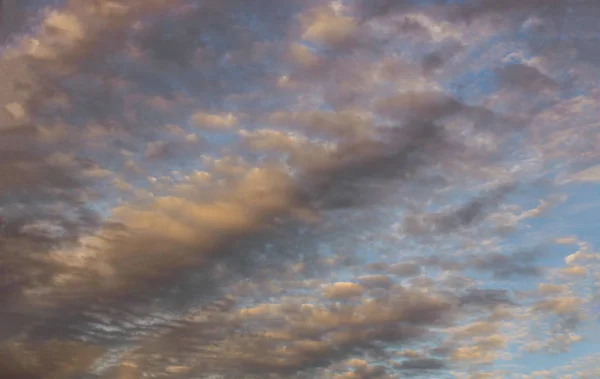 Hermoso paisaje nublado al atardecer nublado sobre el horizonte —  Fotos de Stock