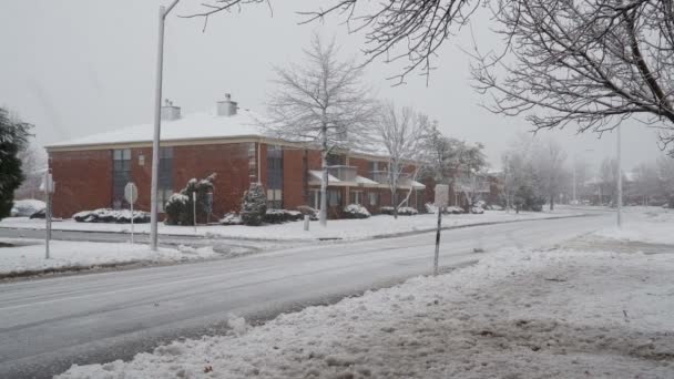 Ny Usa 13. ledna 2019: Stroj na odstraňování sněhu čistí ulici od sněhu — Stock video