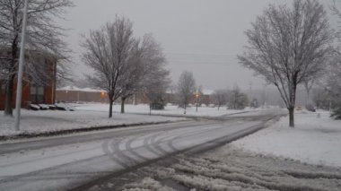NY Usa 13 Ocak 2019: Kar yağışlı küçük bir kasaba, kar fırtınası ve uyuma alanlarına bakıyor.
