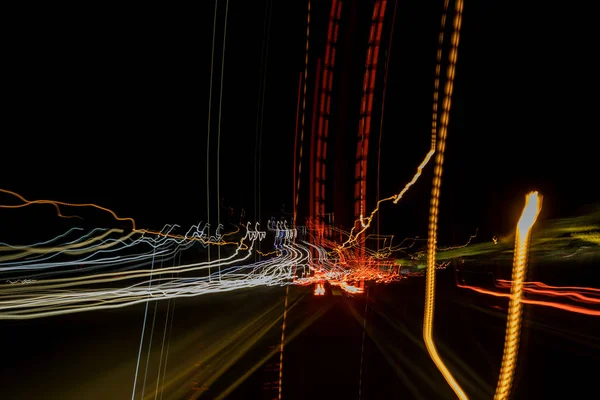 Perspektivische Ansicht hellblau beleuchtete Hochgeschwindigkeits-Stadtstraße fahrende Autos mit schnell verschwommener Spur — Stockfoto