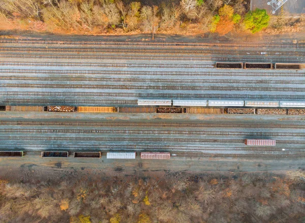 산업 용 드론에서 나오는 금속 재활용 장면, 고철로 가득 찬 철 마차 위에서 바라본 모습. — 스톡 사진