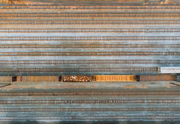 Обробка металобрухту промислові роботи для металобрухту залізничних вагонів — стокове фото