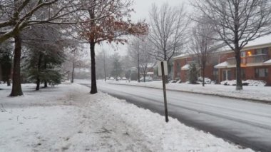 Ny Usa 13 Ocak 2019: Şiddetli kar yağışı sırasında şehir caddesinde araba karlı yol