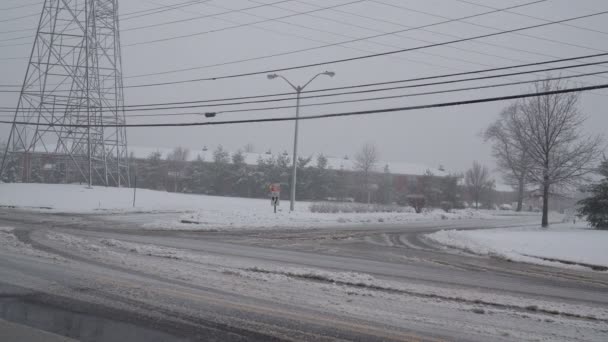 NY USA 13 de enero de 2019: Invierno, nieve, cubierto en la carretera. Coche durante una Blizzard en la carretera con los faros . — Vídeo de stock