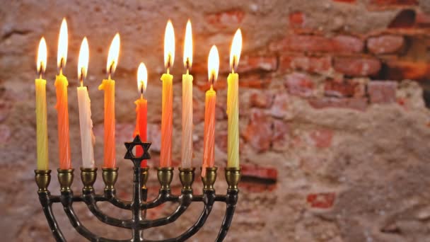 Yahudi bayramı Hanuka sembolleri - menorah — Stok video