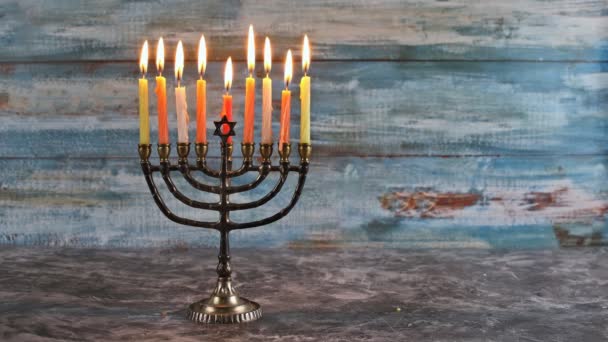 Židovská dovolená, Holiday symbol Chanuka jasně zářící Chanuka Menorah — Stock video