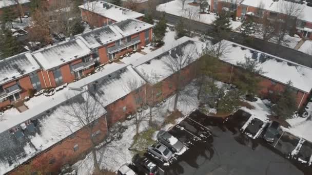 Вид с воздуха на жилой район после снежной бури с высоты птички — стоковое видео