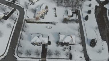 Şehrin evleri karla kaplı binalarla, bulutlu gri gökyüzü sokak yükseklikten manzara.