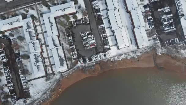 Egy szép téli napon, a drone, a sunny view házak készült panoráma kilátással — Stock videók