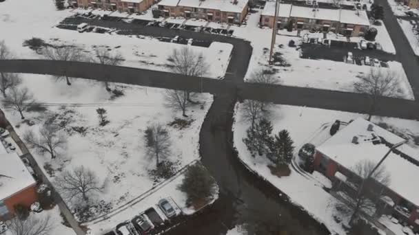 Strada invernale coperta di neve strada con case — Video Stock