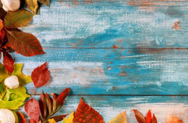 Şükran Günü 'nün sonbahar arkaplanındaki yapraklardan kalma eski ahşap masa kenarı.