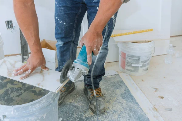 Lavoratore in smerigliatrice usi per il taglio di piastrelle gres porcellanato lavoro — Foto Stock